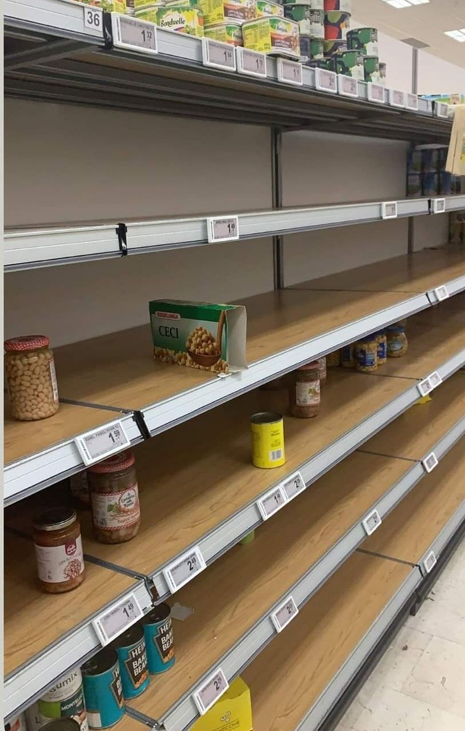 Полки итальянских магазинов стремительно пустеют - население серьезно готовится к карантину