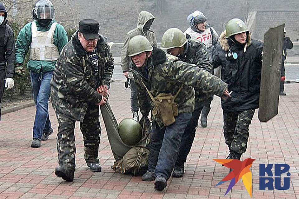 Февраль 2014 года, эвакуация жертвы уличных боев в центре Киева. Фото: Александр КОЦ
