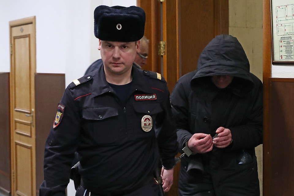 Обвиняемый в убийства криминального авторитета Вячеслава Иванькова (Япончик) Муртаз Шадания (справа) в Басманном суде перед избранием меры пресечения. Фото: Антон Новодережкин/ТАСС