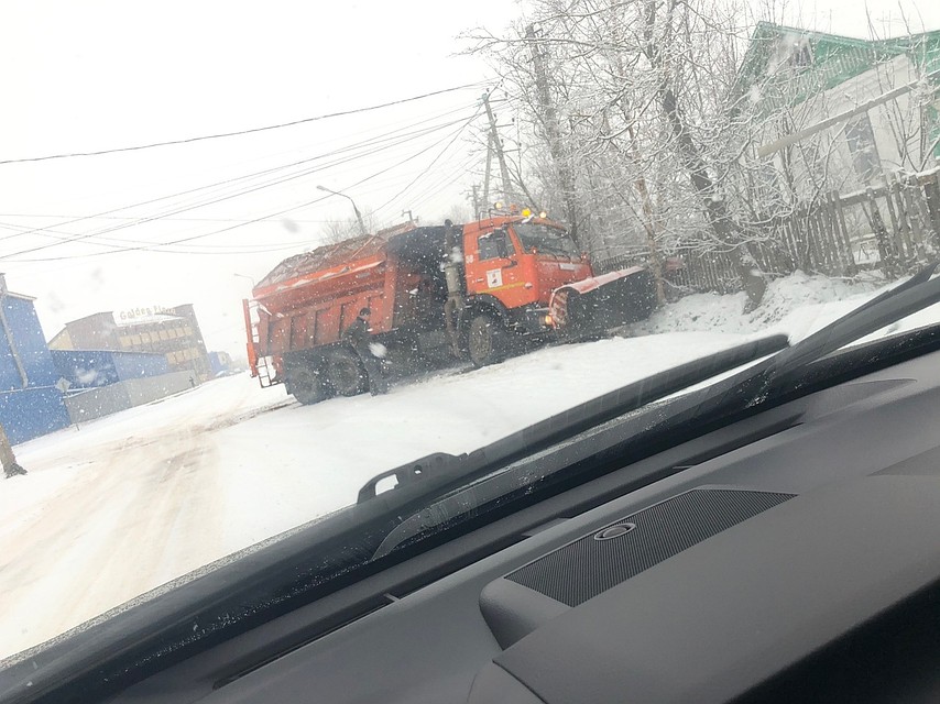 В Твери снегоуборочная машина провалилась в яму Фото: vk.com/"News 69"/Олеся Пилюгина