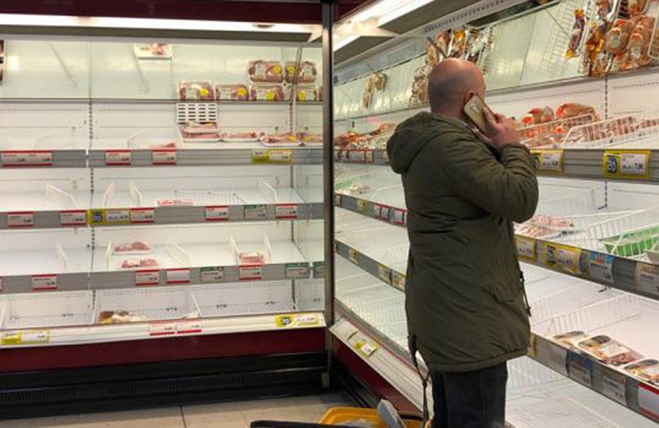 В супермаркетах людно, все стараются закупаться продуктами впрок. Фото: Оксана Дикарева