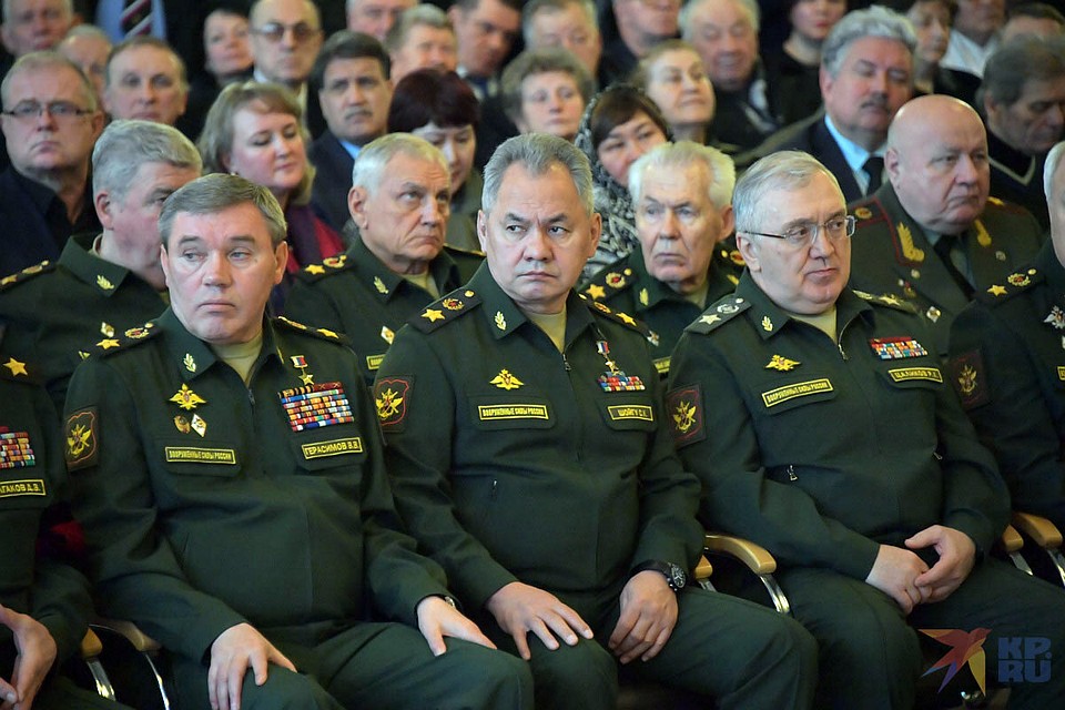Валерий Герасимов, Сергей Шойгу, Руслан Цаликов на церемонии прощания с маршалом Советского Союза Дмитрием Язовым. Фото: Владимир ВЕЛЕНГУРИН