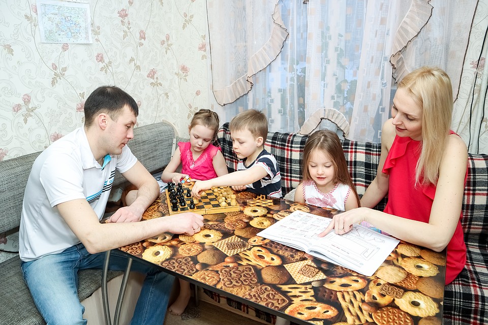 Но родители и сами много занимаются с детьми Фото: Василий Вахрин
