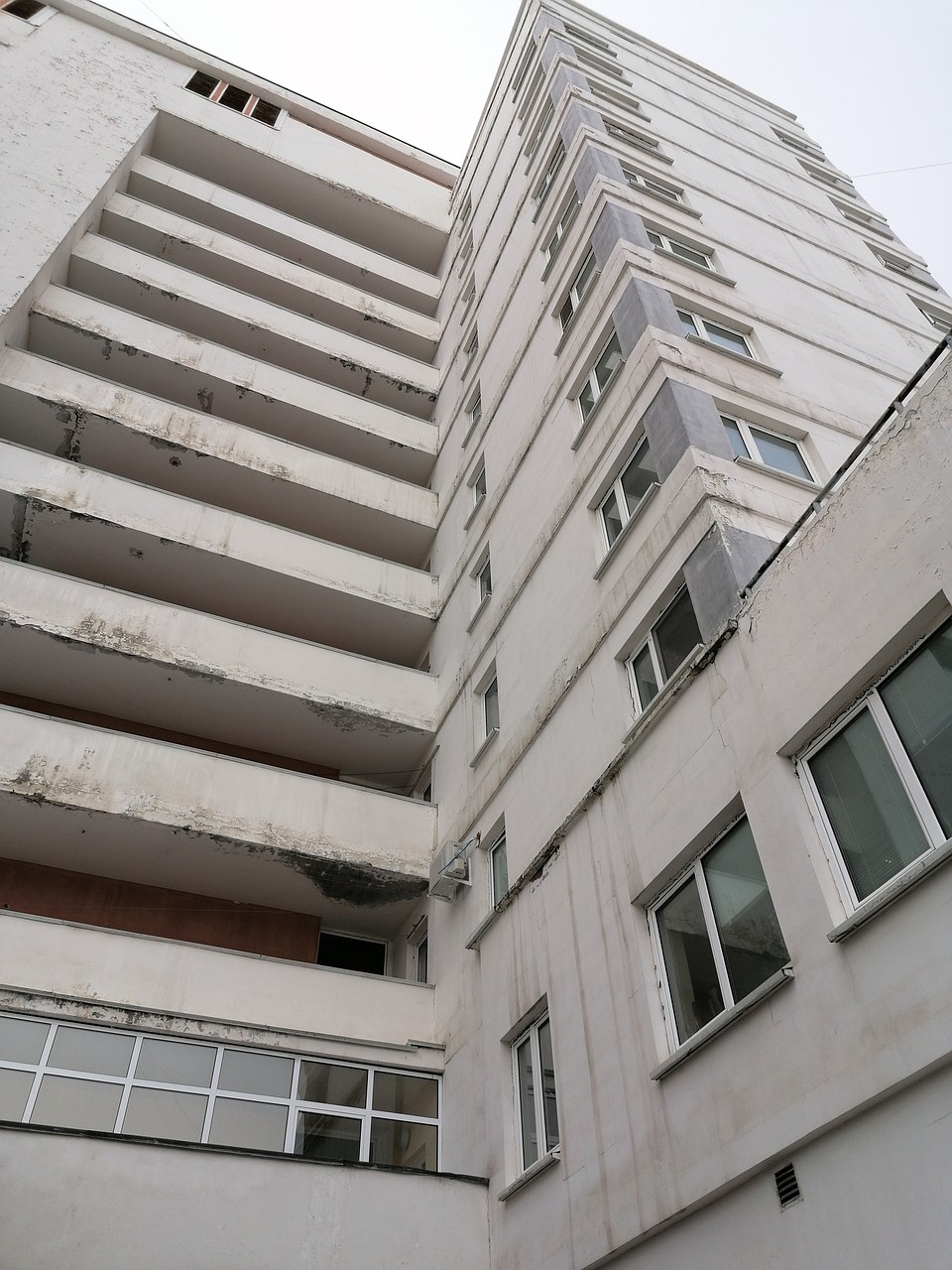 Конечно, фасад дома мог бы выглядеть получше Фото: Ольга АФАНАСЬЕВА