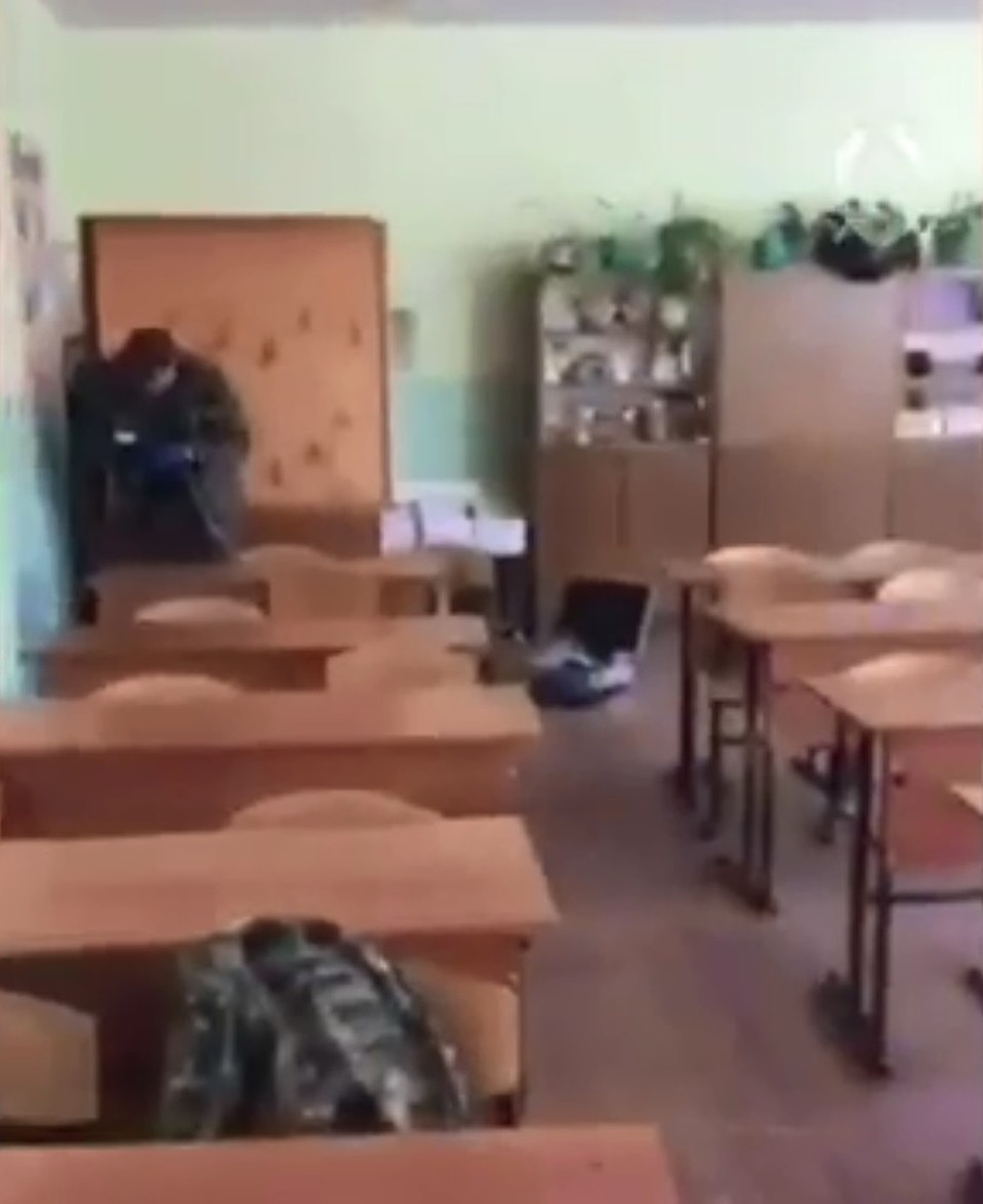 После нападение подросток выбросил окровавленный нож подальше в класс. Фото: скриншот с видео