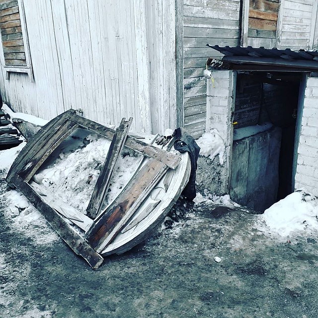 На земле валяется ветхая оконная рама. Ее не восстановить. Фото: Юрий Латышев.
