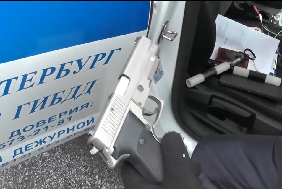 Пистолет у "майора" изъяли Фото: ГУ МВД по СПб и ЛО