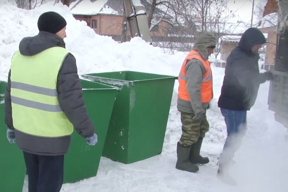 Вывоз мусора. Фото: скриншот видео телеканала «Толк»