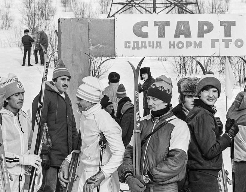 Мурманск, 1984 г. Лыжники на старте лыжной трассы по сдаче нормативов ГТО. Фото: Майстерман Семен, Яковлев Александр/Фотохроника ТАСС