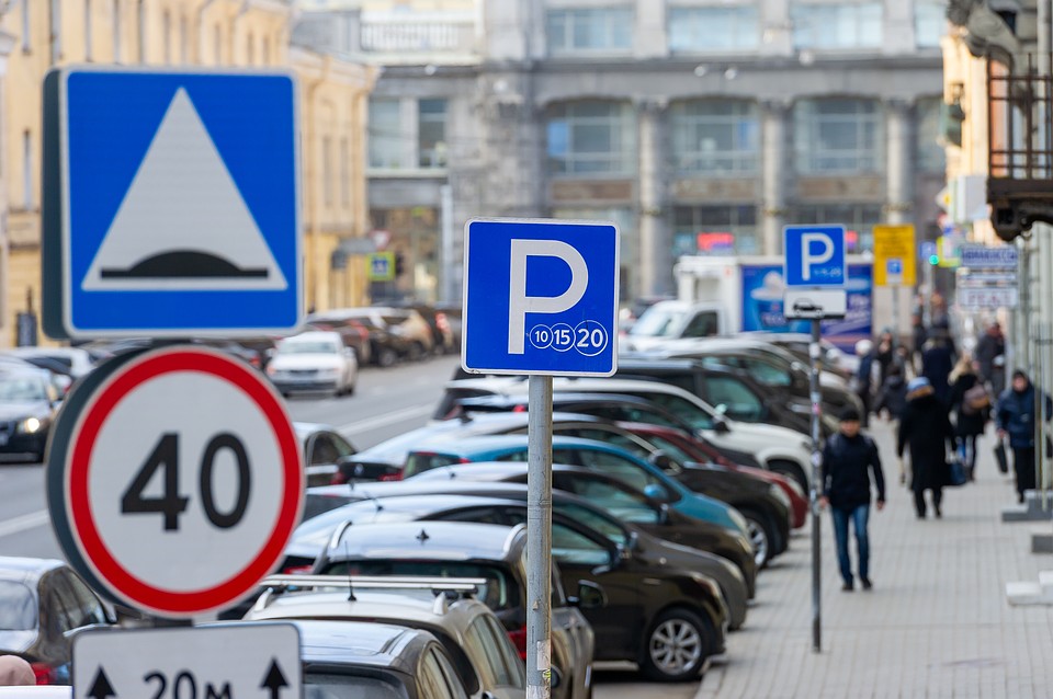 Эксперты отмечают, что автопарк в городе растет, а вот мер по решению транспортных проблем принимается недостаточно. Фото: Олег ЗОЛОТО