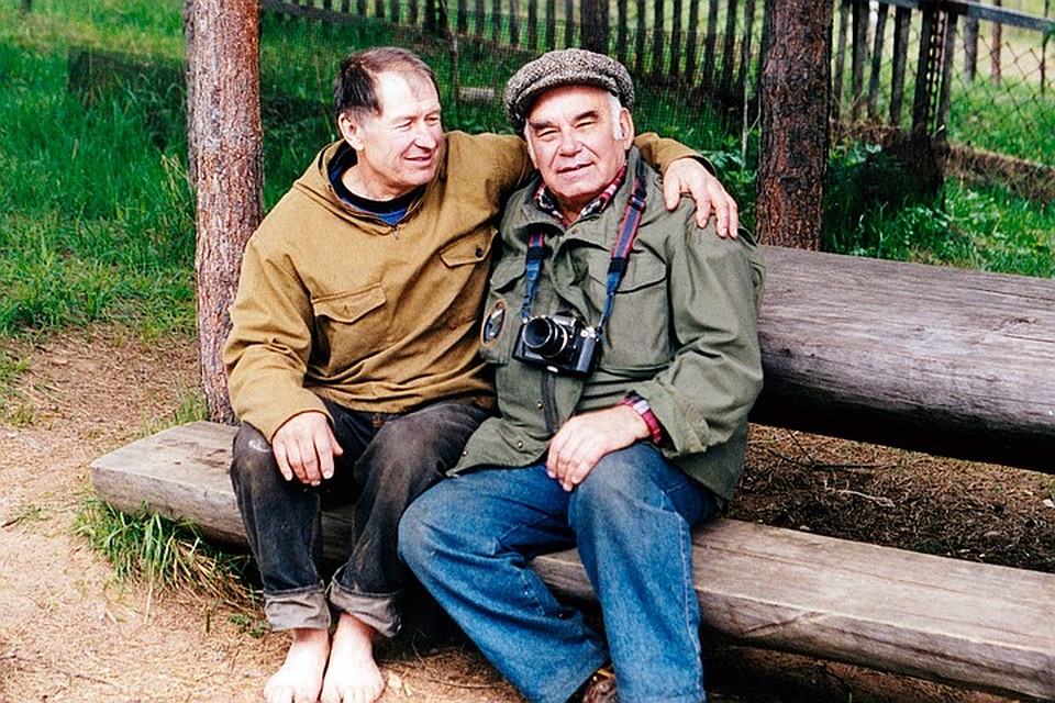 Валентин Сергеевич Пажетнов c Василием Михайловичем Песковым, деревня Бубоницы, биостанция « Чистый лес », в момент встречи.