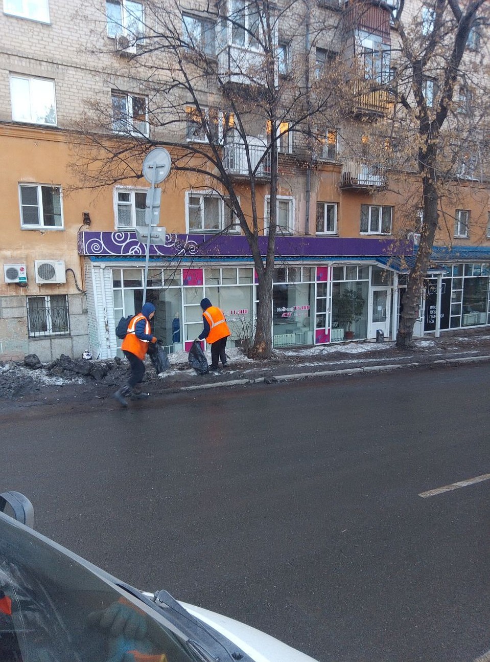 ... и собирали вытаявший мусор в центре. Фото: cheladmin.ru