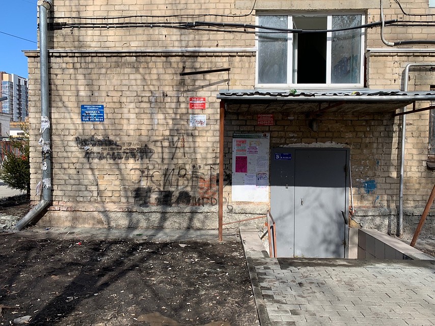 Подъезд в общежитие, где убили Валеру Фото: Максим БАСКОВ