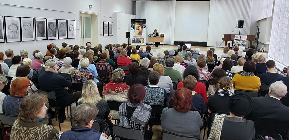 На встречи с Натальей Батраковой приходят сотни читателей. Фото: Фейсбук Натальи Батраковой