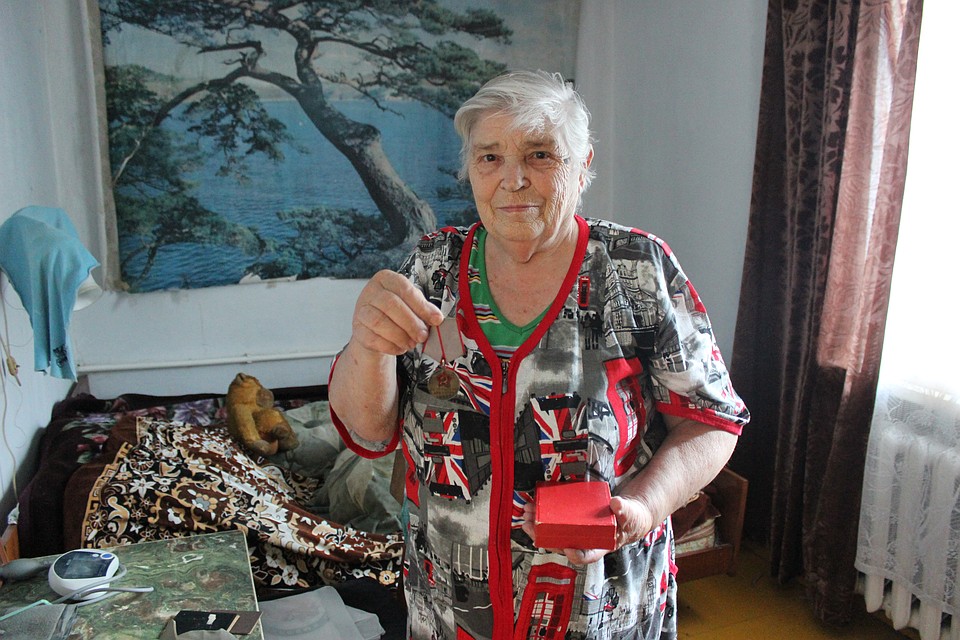 Памятную медаль Любовь Денисовна хранит уже много лет Фото: Кристина ГРИН