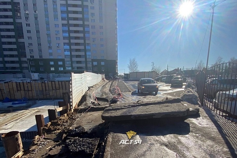 Из-за обвала трудно пройти даже пешеходам. Фото: Новосибирская служба эвакуации «АСТ-54»