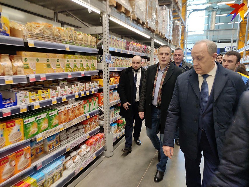 Валерий Радаев побывал в гипермаркете и проверил полки с продуктами Фото: Александр Уриевский