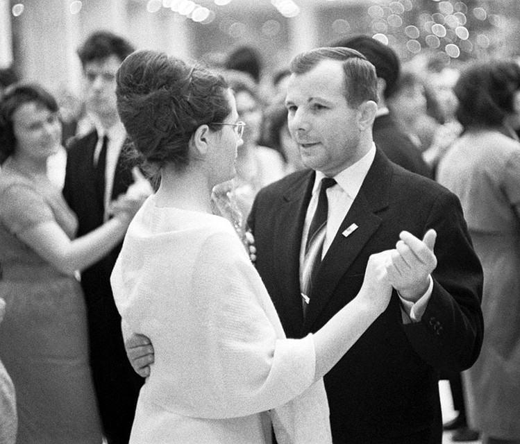 1965 год. Юрий Алексеевич Гагарин и его супруга Валентина Ивановна на новогоднем балу в Кремлевском Дворце съездов Фото: фотохроника ТАСС.
