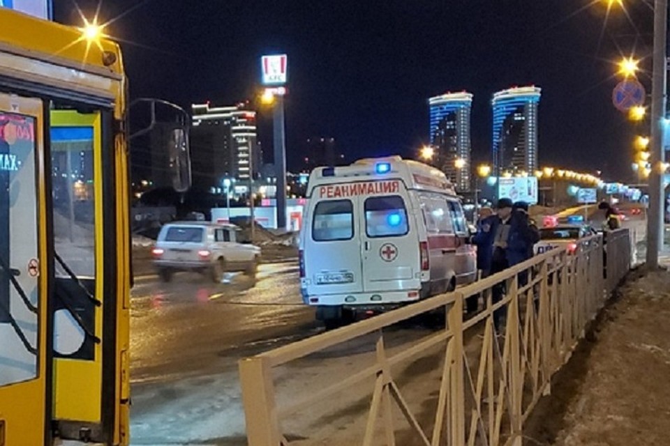 Водитель легковушки понадобилась помощь медиков. Фото: Новосибирская служба эвакуации «АСТ-54»