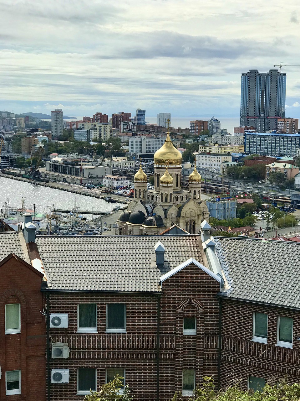 Коттеджи Почтовой улицы частично закрывают обзор Фото: Сергей БАЛАНОВ