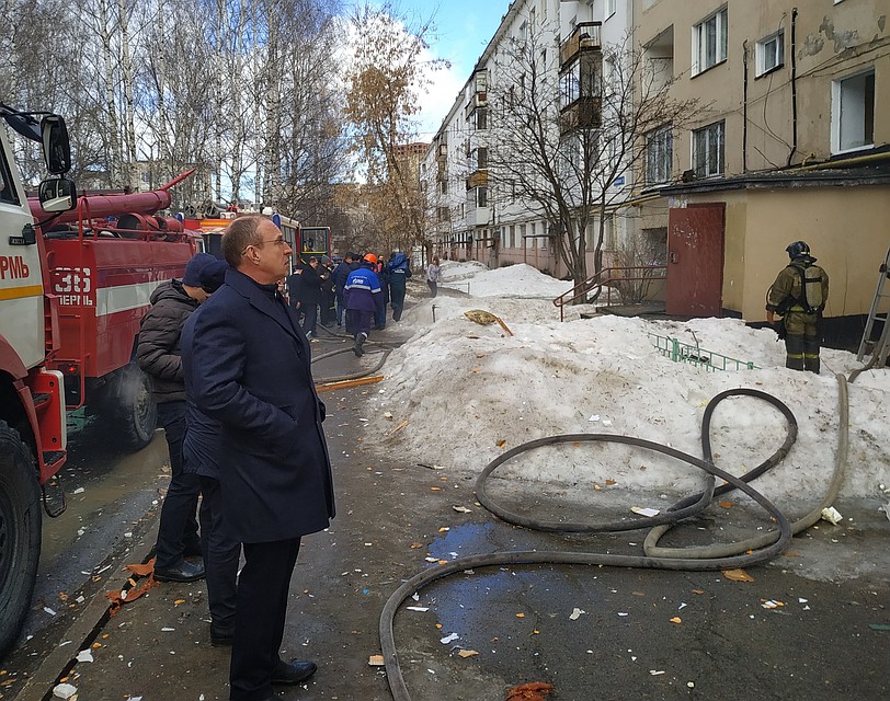 На место ЧП приехал мэр Перми Дмитрий Самойлов. Фото: Андрей МАТЛИН
