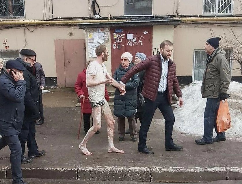 Ведут одного из пострадавших. Фото: Анна МАЛЫШЕВА