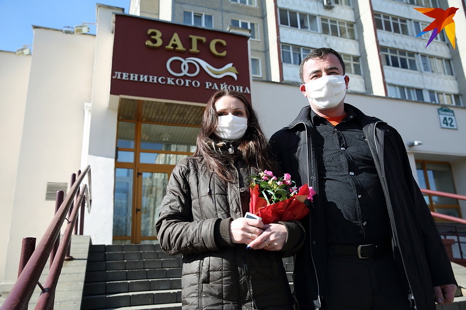 В масках в загсе никогда не было. Супруги Людмила и Арсений (гости Руслана и Ольги) примерили маски, но носить пока их не собираются. Фото: Святослав ЗОРКИЙ