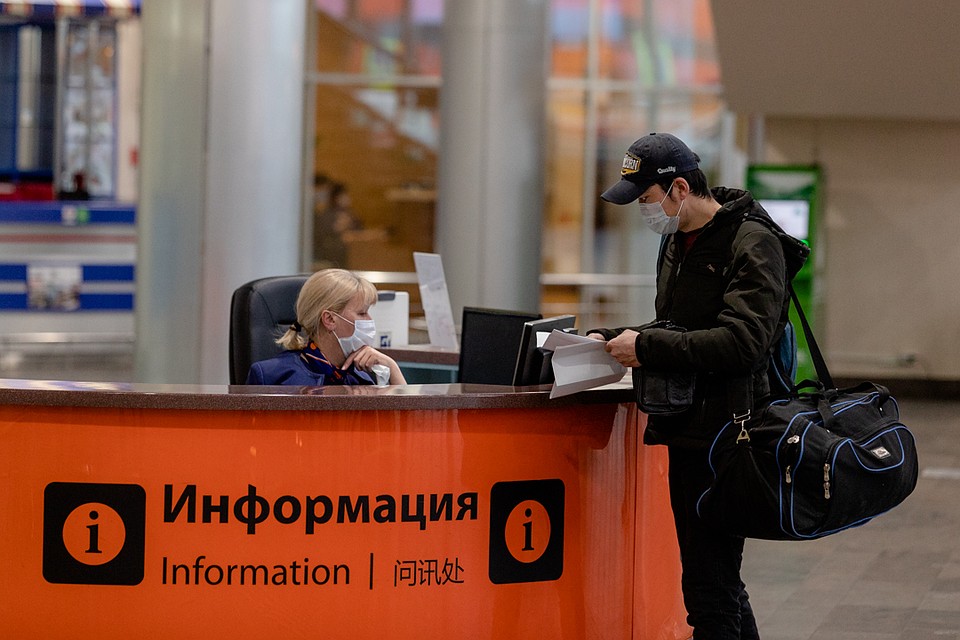 По прилету выдают памятку, в которой указано, как себя вести, если поднялась температура Фото: Андрей АБРАМОВ
