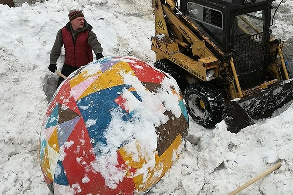 Пришлось даже подогнать экскаватор. Фото: Татьяна Резвых