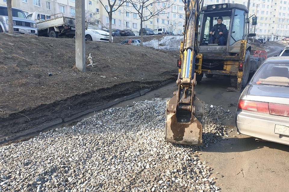 Яму засыпали щебнем Фото: vlc.ru
