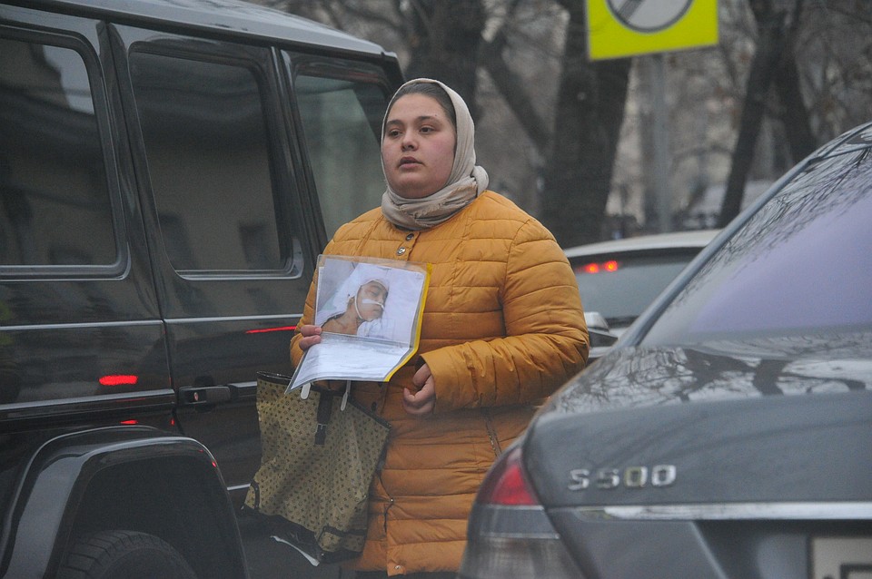 Нередко дорожные мошенники собирают деньги с автомобилистов под соусом благотворительности. Фото: Виктор ГУСЕЙНОВ