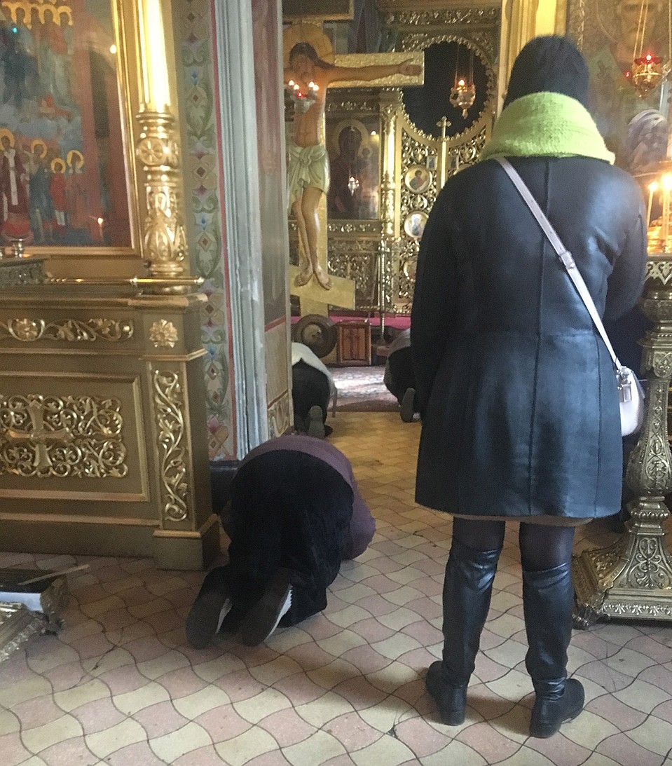 Прихожанки православного храма исцеловали не только иконы, но и пол. Фото: Евгения КОРОБКОВА