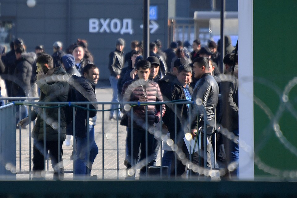 Попасть в этот мир журналисту совершенно нереально: поскольку гражданам России в концлагерь под названием «Многофункциональный Миграционный центр» вход воспрещен. Фото: Владимир ВЕЛЕНГУРИН