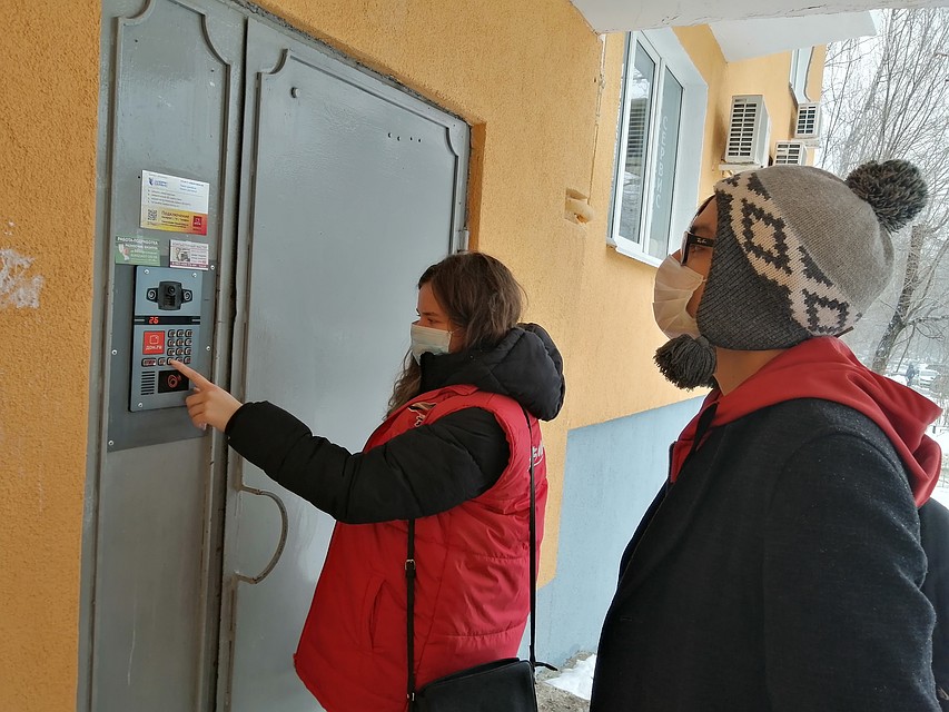 Лиза и Эдгар привезли пожилой самарчанке сахарозаменитель из диабет-центра Фото: Ольга НОВИКОВА