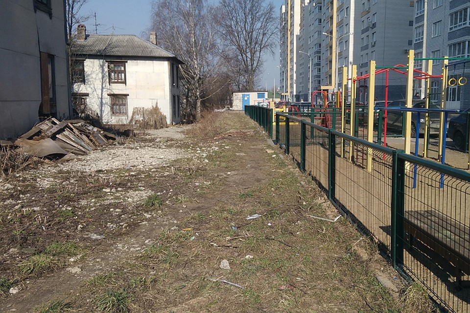 Детская площадка соседствует с аварийными домами