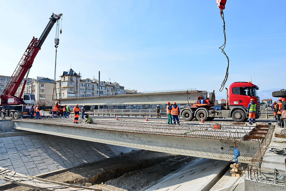 Благодаря новым балкам можно будет расширить мост. Фото: Юрий ЮГАНСОН