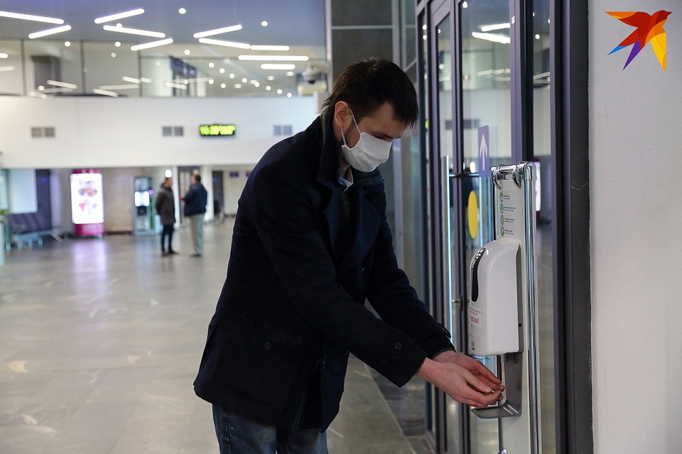 В минском аэропорту установлены диспенсеры - устройства для дезинфекции рук. Фото: Святослав ЗОРКИЙ