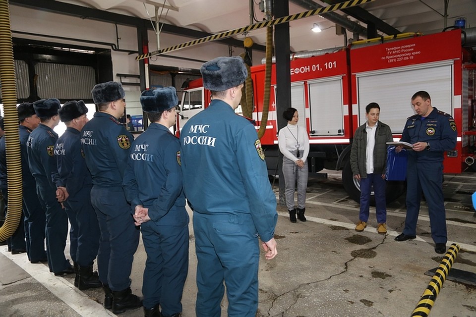 Одного Кирилла наградили в стенах в Красноярске пожарной части, второго в ближайшие дни - дома, в селе Беллык. Фото: ГУ МЧС России по Красноярскому краю
