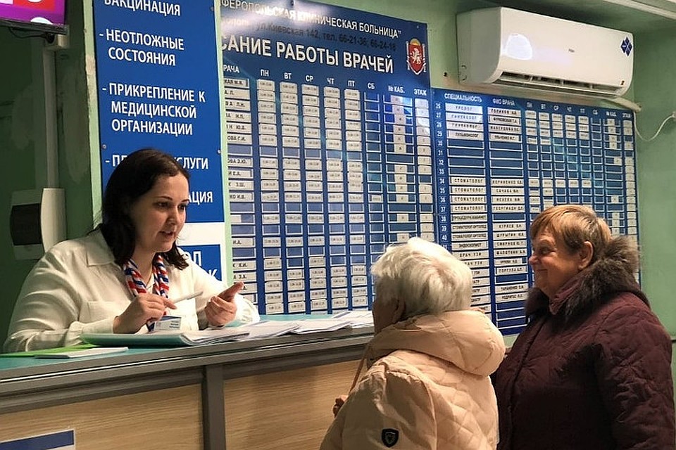 Группу риска 65+ лучше отправить на больничный заранее. Фото: Архив КП