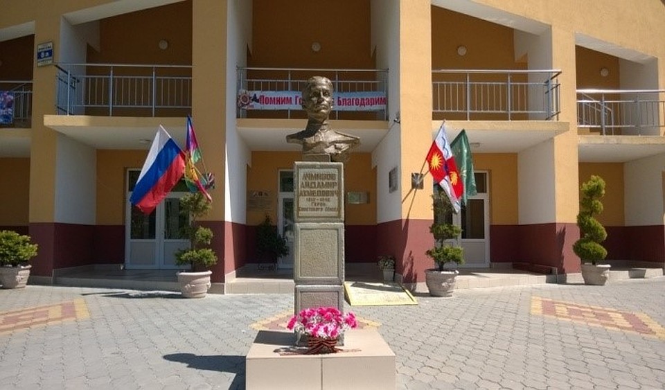 Бюст Героя во дворе школы. Фото http://90.sochi-schools.ru/