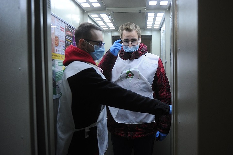 Волонтеры всегда уточняют, какие продукты необходимы, вплоть до точного названия производителя или магазина Фото: Алексей БУЛАТОВ