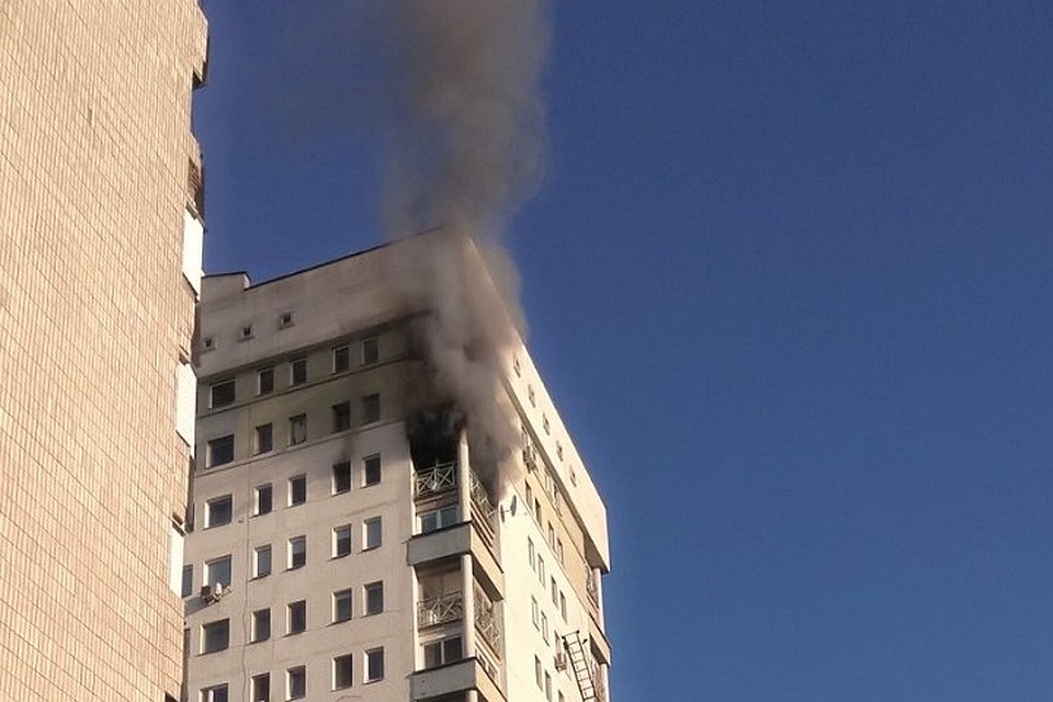 Пожар начался на балконе в квартире на верхних этажах многоэтажки. Фото: МЧС.