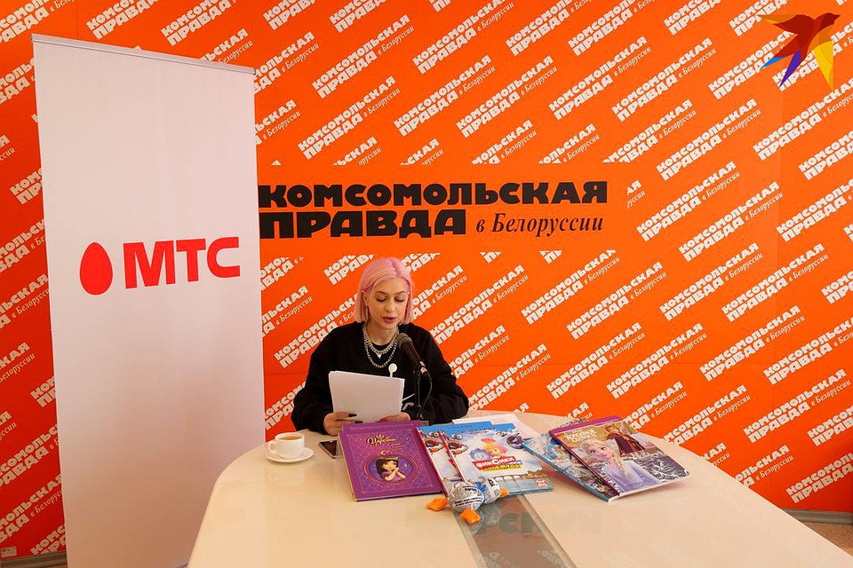 Певица ЗЕНА вспомнила, как она читала сказки своему младшему брату. Фото: Микита НЕДАВЕРКОВ