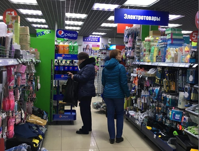 А это "Фикс Прайс" на Энгельса. Тут всегда дешево и поэтому людно. Фото: Валентина ВАГАНОВА