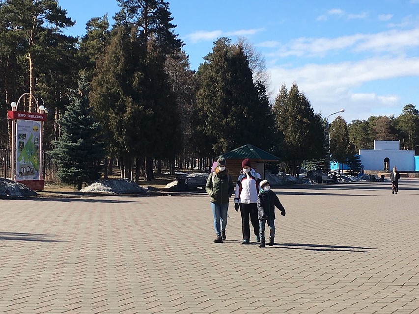 Многие люди гуляют в масках. Фото: Валентина ВАГАНОВА