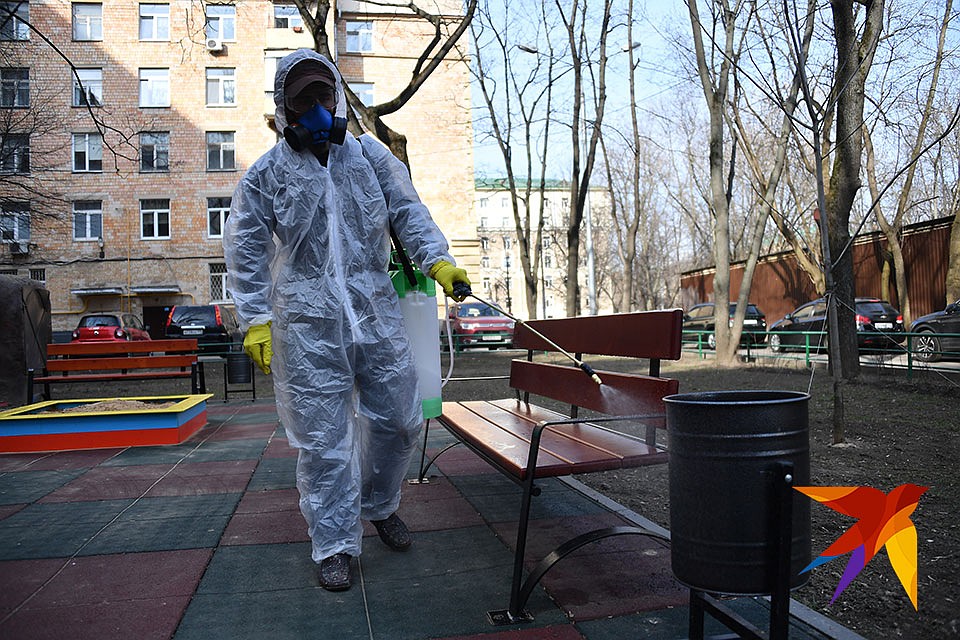 Дезинфекцию проводят во дворах. Фото: Иван МАКЕЕВ