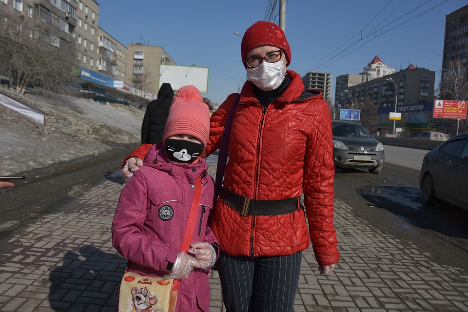 Родители и дети ждут, когда школы снова откроются. Фото: Алена МАРТЫНОВА