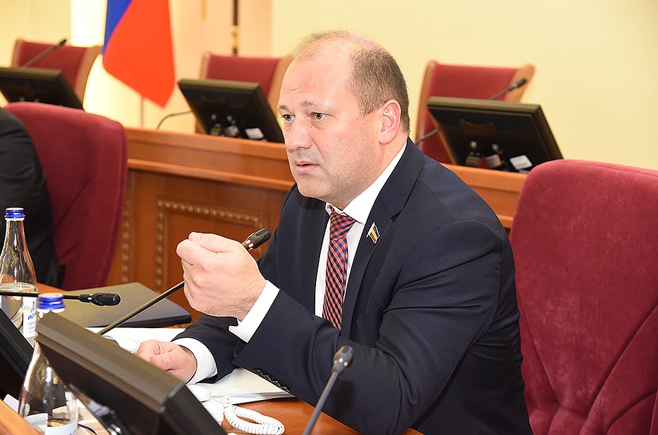 "Областной закон о поддержке пострадавших участников долевого строительства был принят в 2013 году, и за семь лет депутаты внесли в него много изменений", - рассказал Александр Скрябин. Фото: Анатолий Карбинов