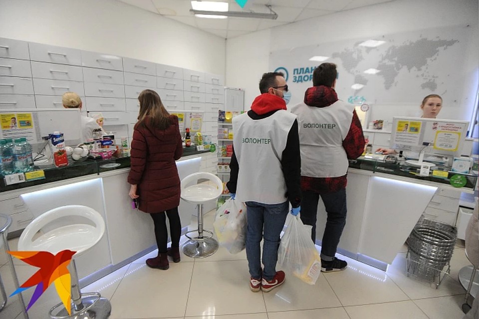 Волонтеры, одетые в маски и перчатки, сами сходят в аптеку за тех, кому больше 65 лет и тех, кто находится на домашнем карантине. Фото: Алексей БУЛАТОВ