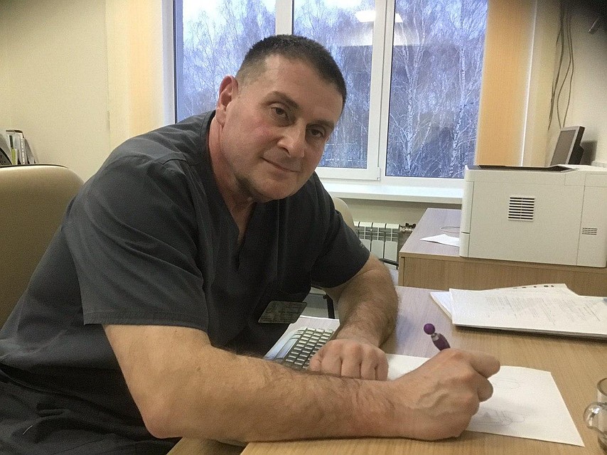 Лечащий врач Нурдиновой профессор Казбек Аутлев считает, что к операции пациентка готова. Фото: Ирина Ромашкина